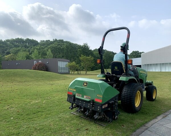 6A724629-1EF7-4623-8E20-BA6716B70838 三木市 工場敷地内 芝生 エアレーション ビフォー