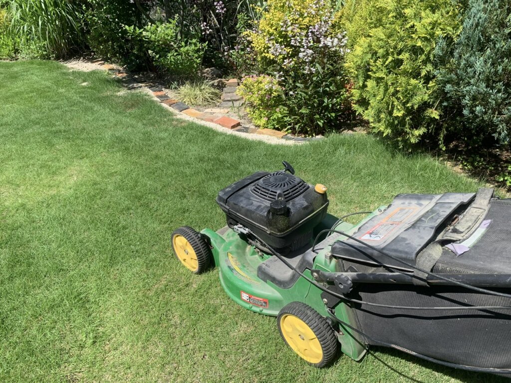 神戸市北区　芝生刈り込みの様子
